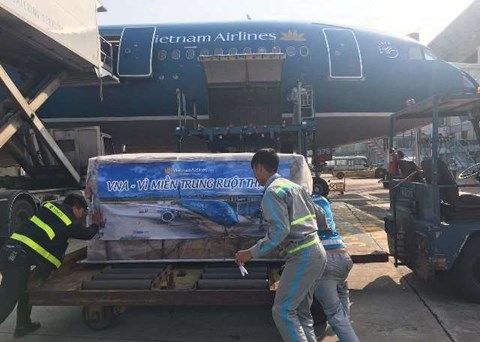 Vietnam Airlines vận chuyển khẩn cấp 30 tấn lương khô cứu trợ đồng bào miền Trung